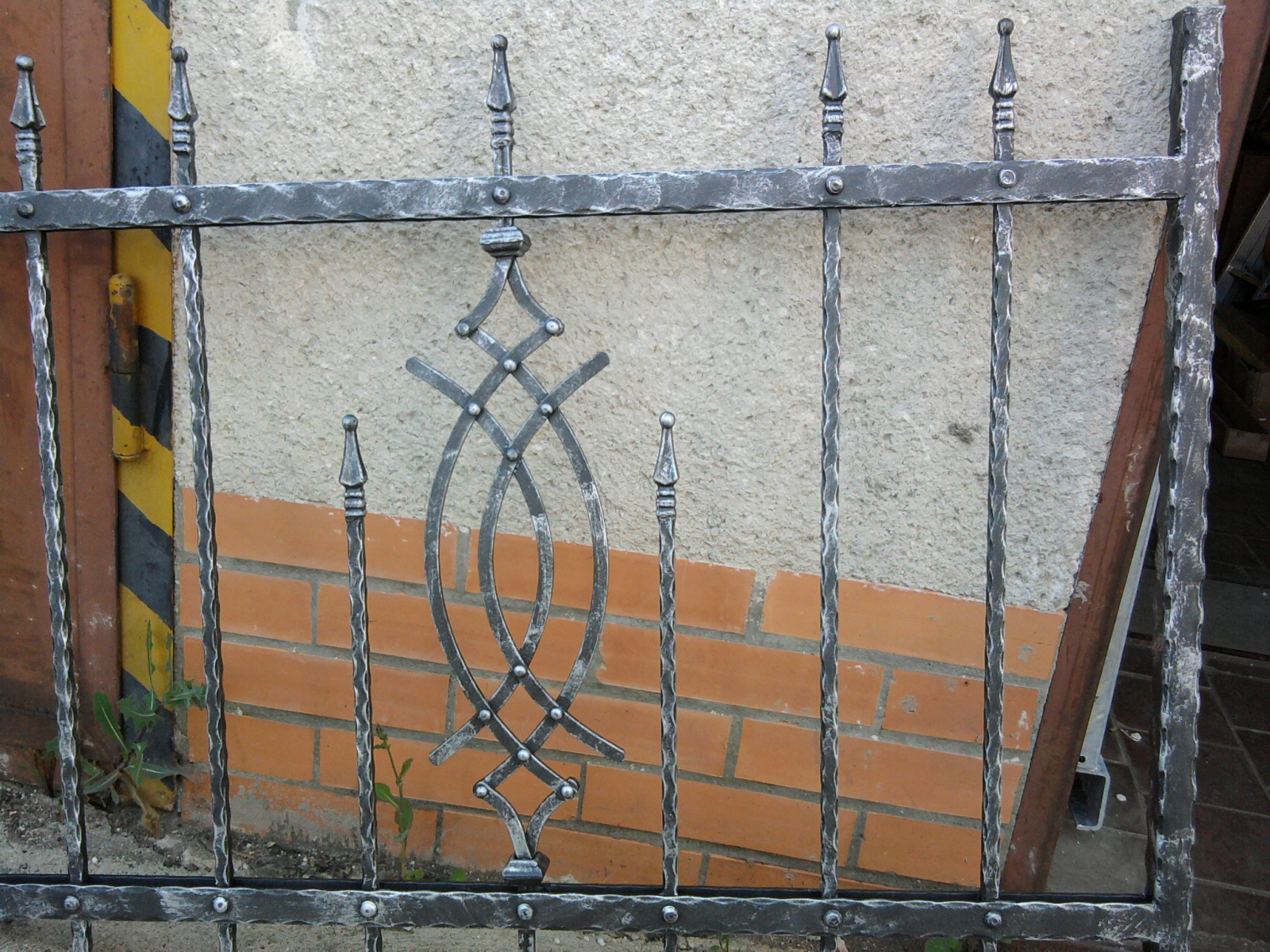 patinováný kovářský plot.jpg